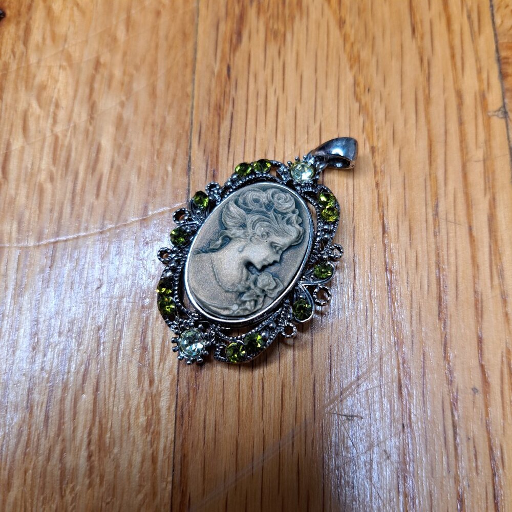 Vintage cameo pendant with frame and rhinestones - Picture 3 of 5